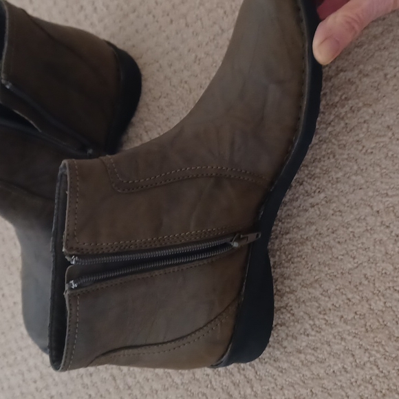 Clarks Woman Bendables Olive leather Ankle Boots with inside zip. SIZE 9 - Picture 5 of 10